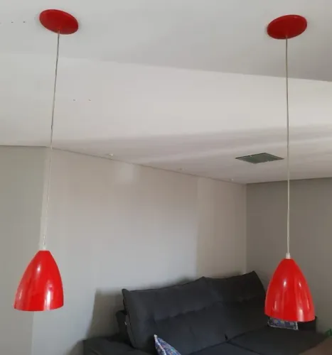 2 lâmpadas pendentes vermelhas lustres