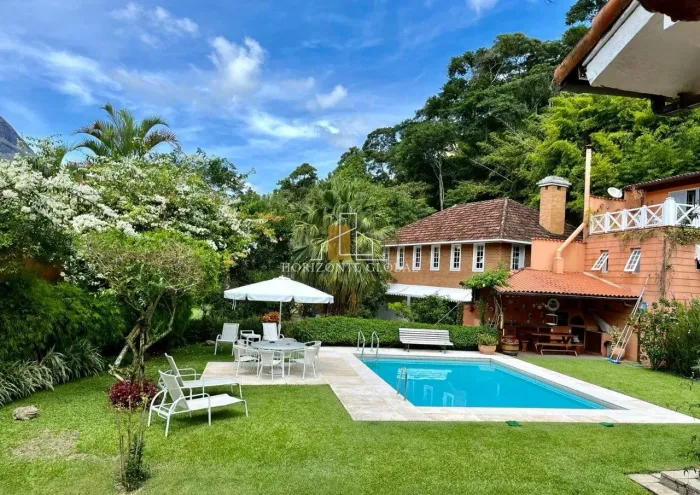Propriedade com 8 quartos em Corrêas com Lazer, Chalé e Loft Independentes