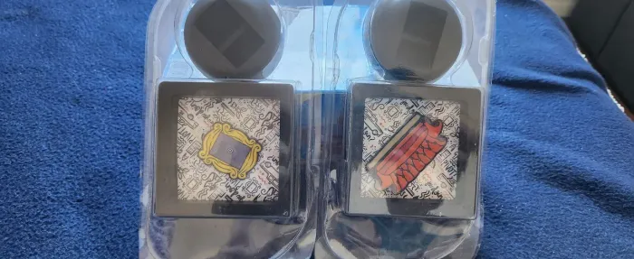 Pin broche Friends coleção kopenhagen novos quadro e sofá