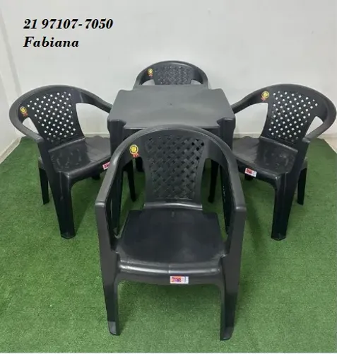 Mesa com poltronas de encosto telado