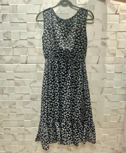 Vestido midi com tule nas costas