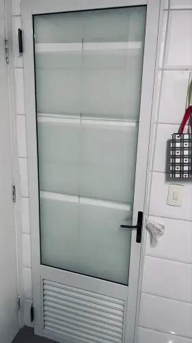 Linda porta de aluminio com vidro