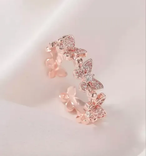 Anel borboleta com pedraria rose ajustável