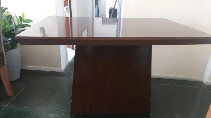 Mesa com 4 cadeiras marrom aveludada