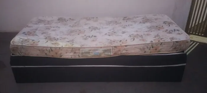 Cama box de solteiro com colchão