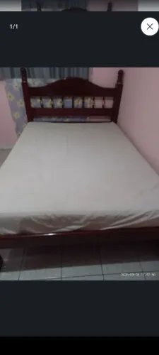 Cama de casal em madeira. 450,00