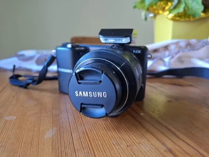 Samsung NX2000 Preta + Lente Original 20-50mm + Carregador + Cartão de Memória | Excelente
