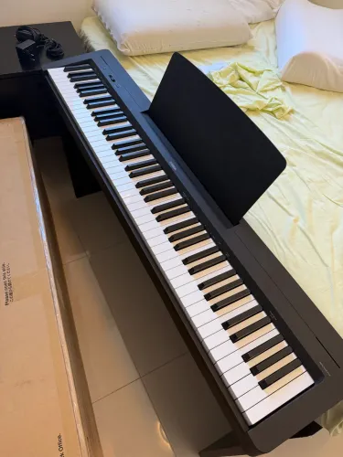 Piano Digital Yamaha P-145 (88 teclas) + Estante + Banco (Kit Completo)