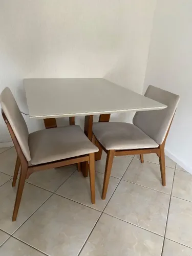 Mesa de Jantar com 4 Cadeiras- excelente oportunidade
