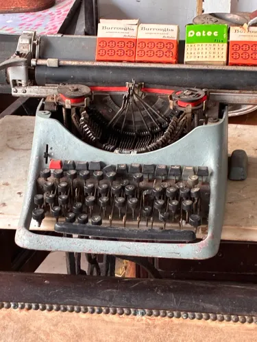 Máquina de escrever antiga datilografia 