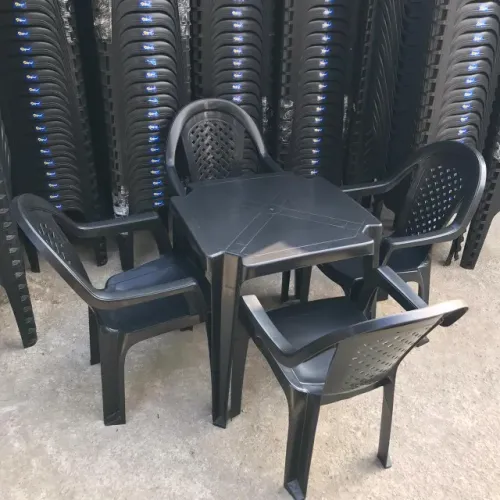 Jogo de Mesa com 4 Poltronas Alta de Plástico Preto