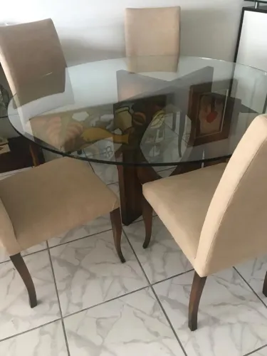 Mesa redonda de vidro com 5 cadeiras
