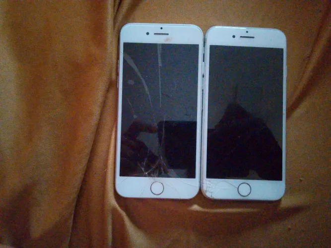 2 iPhones uma 8, e um 7 funcionado apenas com a tela com defeito