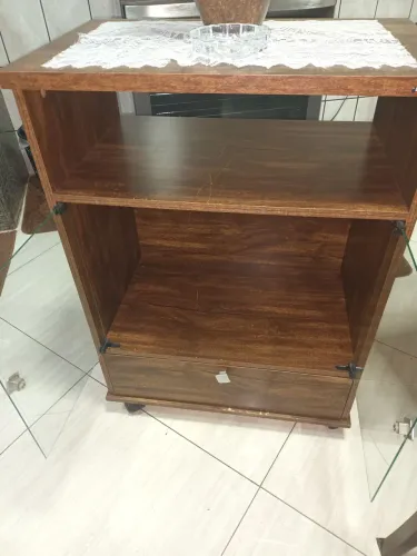 Vendo, cristaleira, pequena,em bom estado, com rodinhas, quarta taças  e bebidas