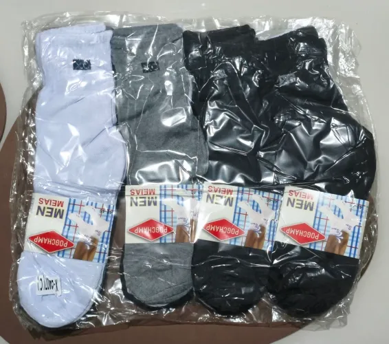 Kit com 12 pares de meias.