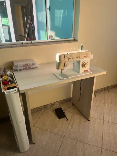 Máquina de Costura Singer Facilita 3133C + Mesa + Banquinho
