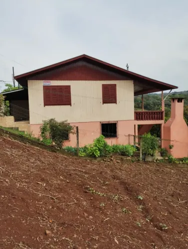 Terreno com casa mista de dois pavimentos, com duas moradias independentes.