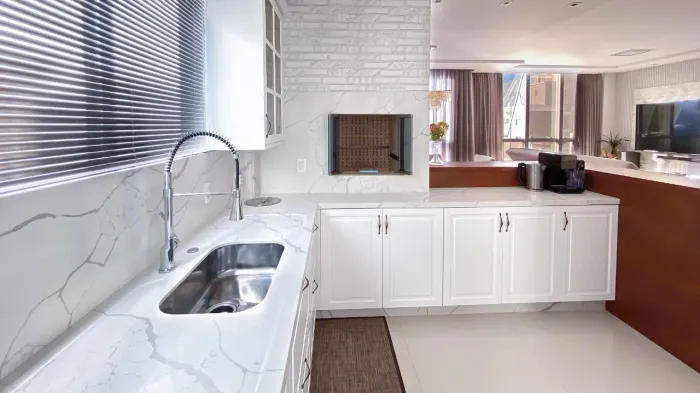 Vendo excelente apartamento finamente mobiliado no centro de Balneário Camboriú 