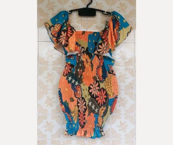 vestido coladinho estampado drapeado único