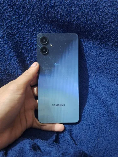 Celular semi novo único dono