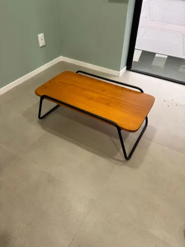 Mesa de centro madeira com estrutura metálica preta