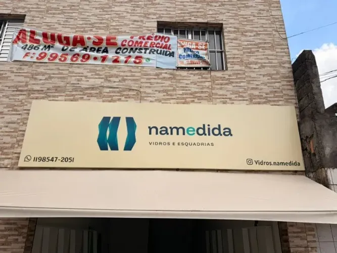 fachada em acom com informações em adesivo+toldo fixo