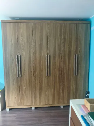 Guarda-roupa com 6 portas e 5 gavetas