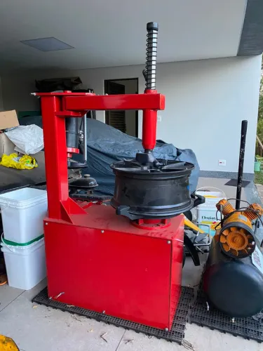 Máquina de montar e desmontar pneu trifásica