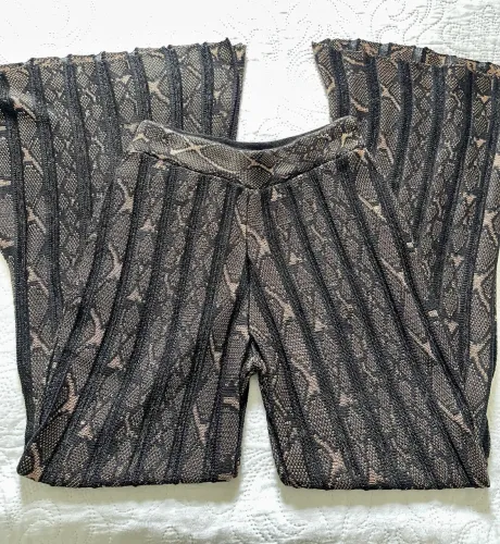 Calça em linha preta e dourada
