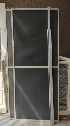 BOX ACRÍLICO com perfil de alumínio Altura 1,85 largura até 1,40 + 2 porta Shampoo - USADO