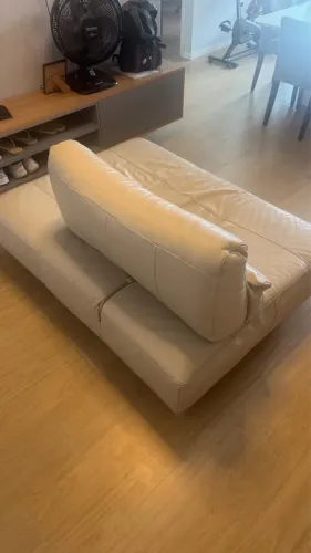 SOFÁ COURO LEGÍTIMO 