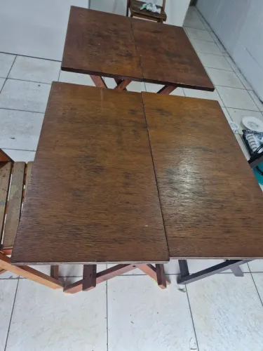Vendo meses e cadeiras dobráveis, de madeira. Entrega a combinar 