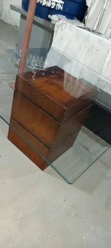 Mesa jantar 8 lugares quadrado e vidro temperado, base madeira. 