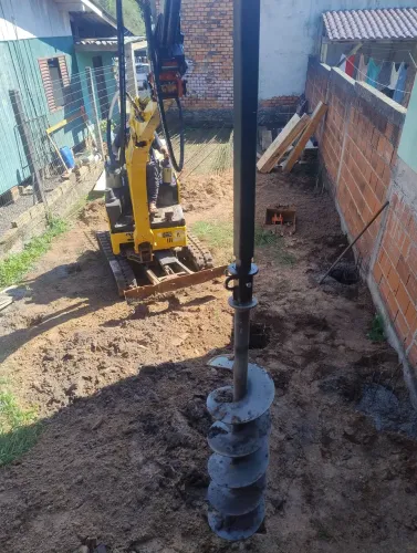 Serviços com mini máquinas e perfuratriz 