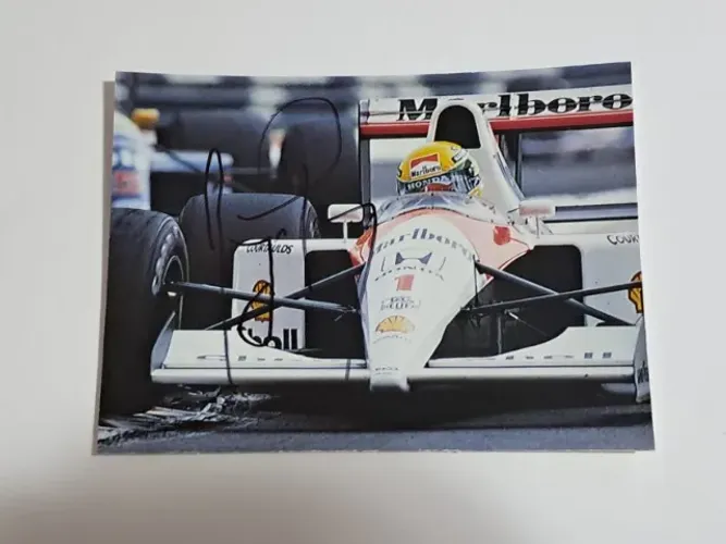 Foto autografada por Ayrton Senna. anos 1990. artigo importado, colecionável. raríssimo