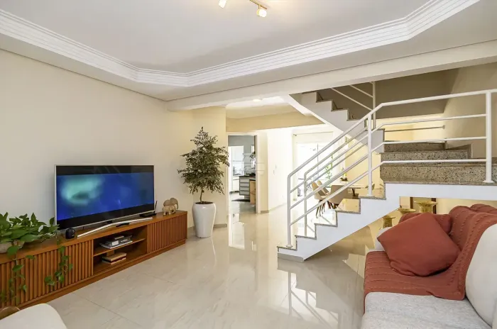 Sobrado aconchegante para venda com 223m² com 5 quartos nas Mercês - Curitiba - PR