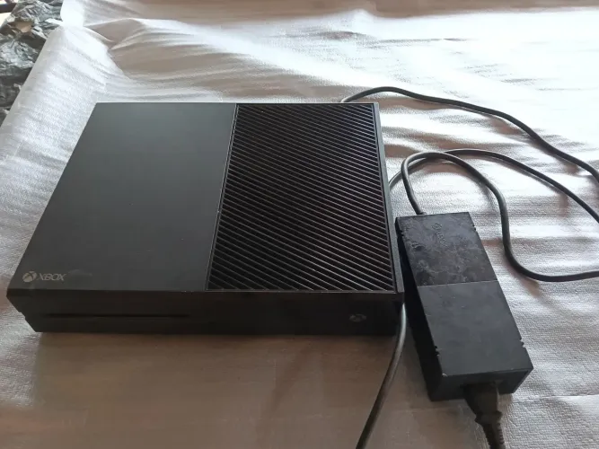 XBOX ONE 512GB (com controle semi novo pronto para uso na cor preta)