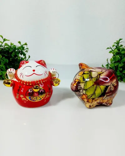 Dois Cofrinhos Porcelana: Neko e Porquinho Vintage.