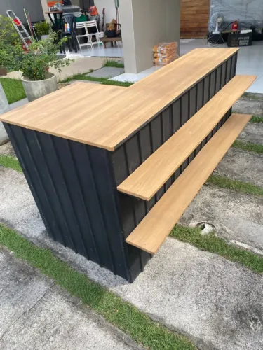 Balcão de atendimento/caixa artesanal em estilo industrial
