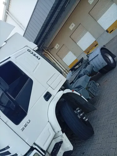 Cavalo mecânico Iveco 320