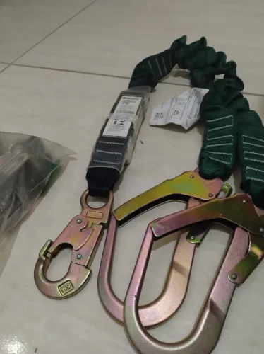 talabarte de segurança duplo com absorvedor de energia (mola/fita de absorção de impacto).