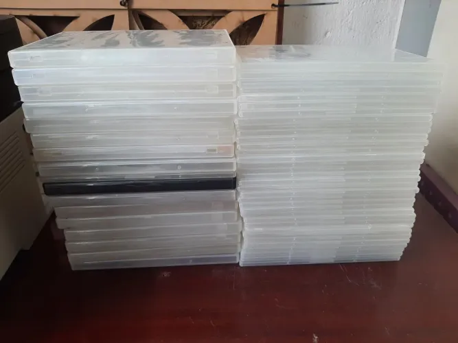 52 capas de DVD rígidas na cor branca