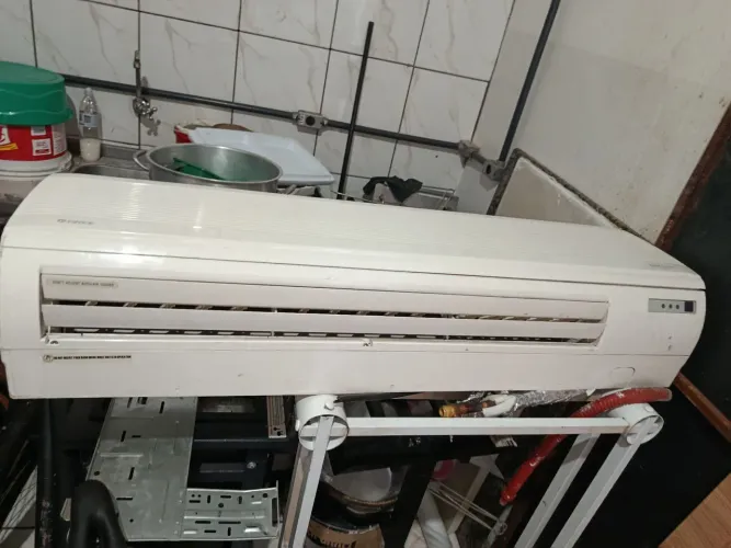 Ar condicionado de 36 mil BTUs em perfeito estado, usado.