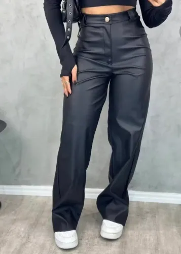 Calça couro fake e blusa manga longa ombro a ombro 