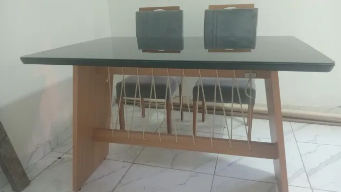 Vendo Mesa nova com Cadeiras 