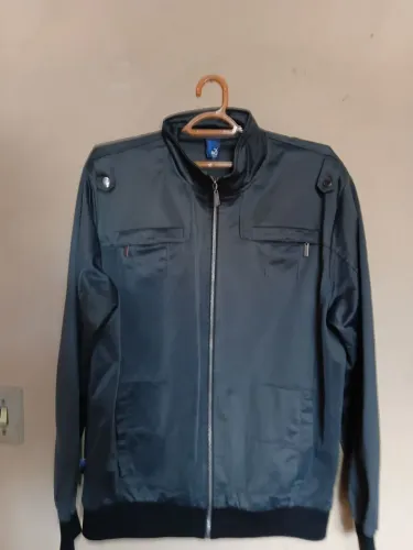 Agasalho gola alta modelo militar. Térmica com estofamento fino por dentro. Tamanho GG.