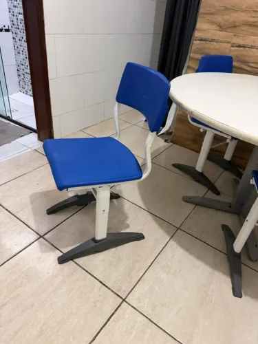 Conjunto Mesa redonda e 04 cadeiras
