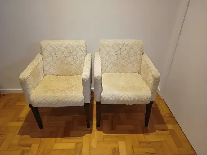 Par de poltronas brancas estampadas e madeira