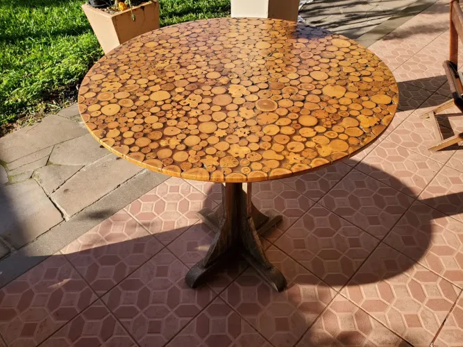 Mesa artesanal em mosaico de madeira