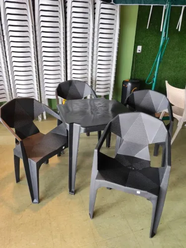 Jogo de mesa com 4 poltronas Diamante para 182kg na cor preta